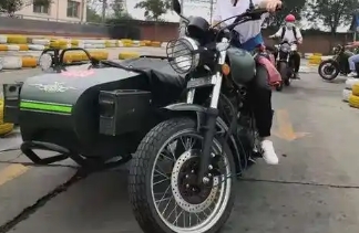 学摩托车